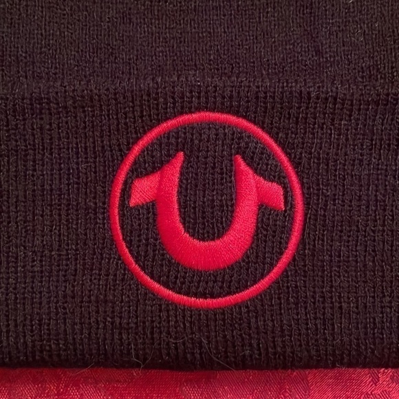 Brand New True Religion Black Knit Cuffed Beanie Hat Red Circle Horseshoe Logo - Picture 2 of 10